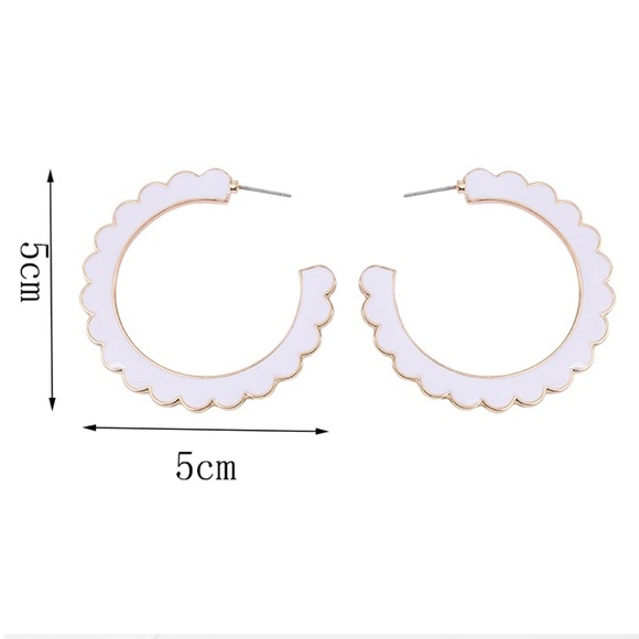 💐Desideria White Scalloped Hoop Earrings - Picture 4 of 8